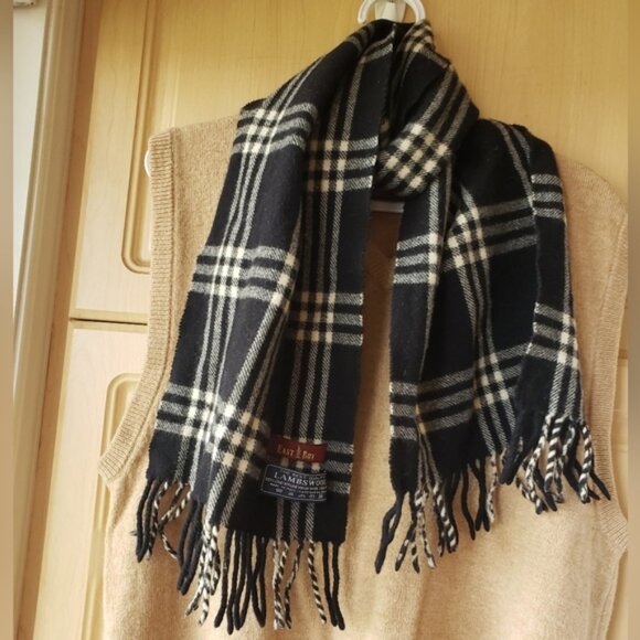 East Boy Lambswool Bla k and White S arf - Picture 1 of 4